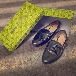 Silver Gianni Bini flat shoes with box